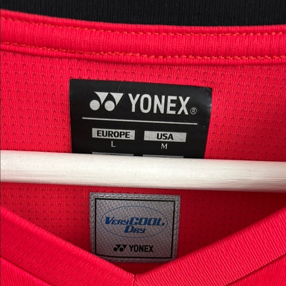 Yonex Mens Crew Neck game Shirt (Clear Red) with excellent condition - Picture 3 of 7